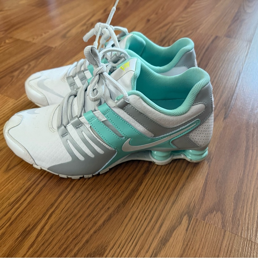 Womens size 9 Nike shox